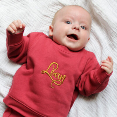 baby sweater met geborduurde naam en bijpassend broekje